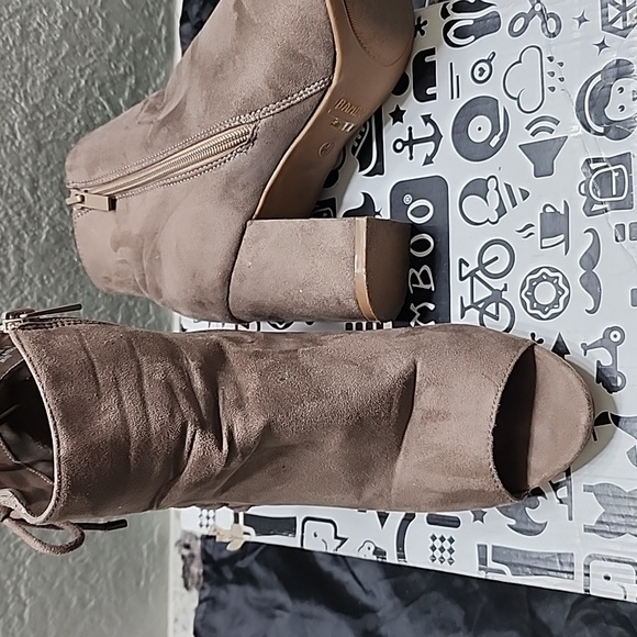 Womens Taupe brushed suede size 10. - Picture 7 of 7